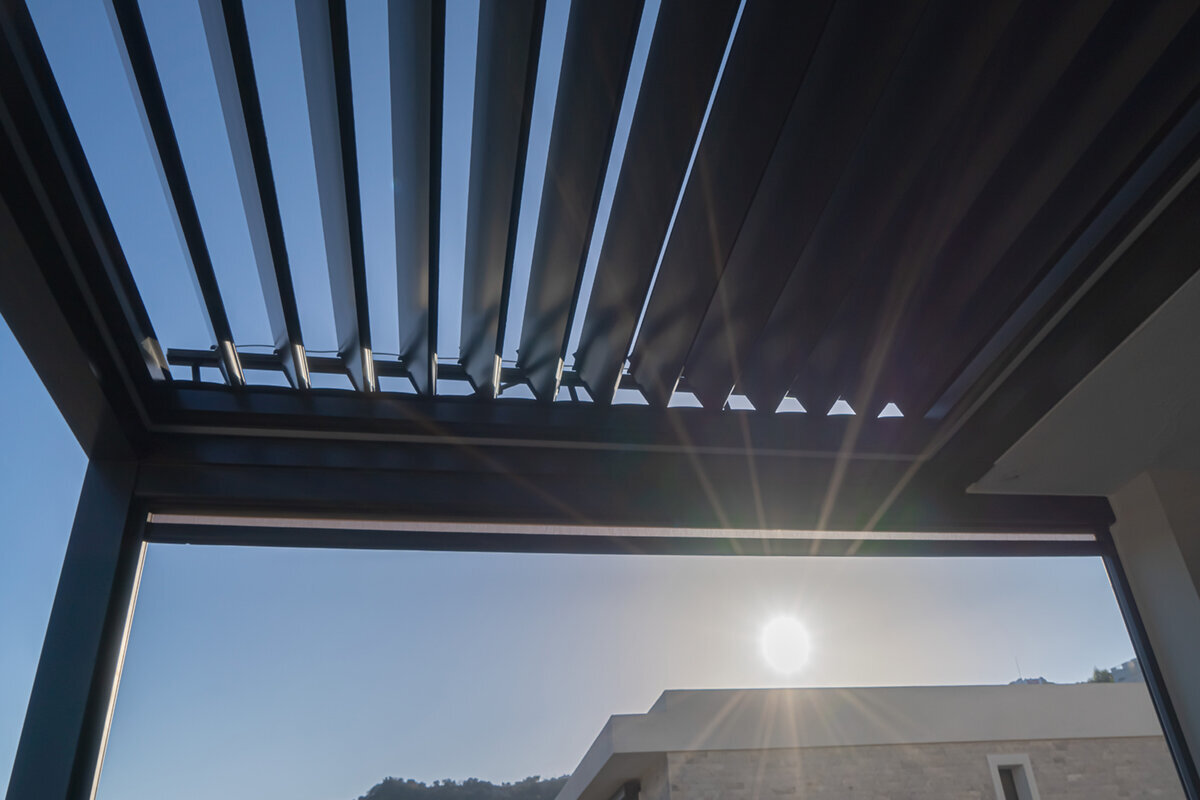 Offene Pergola oder Lamellendach: Was passt besser?