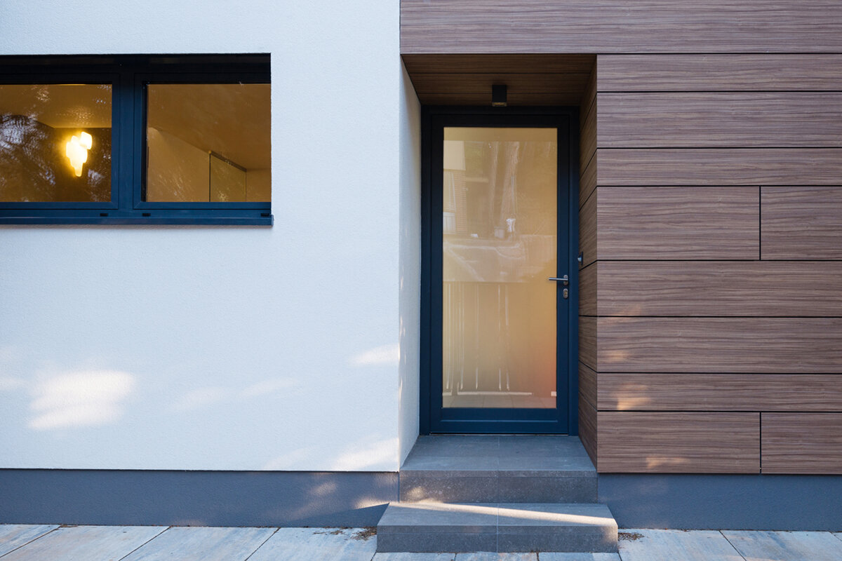 Haustür mit oder ohne Verglasung: Sichtschutz, Licht und Optik