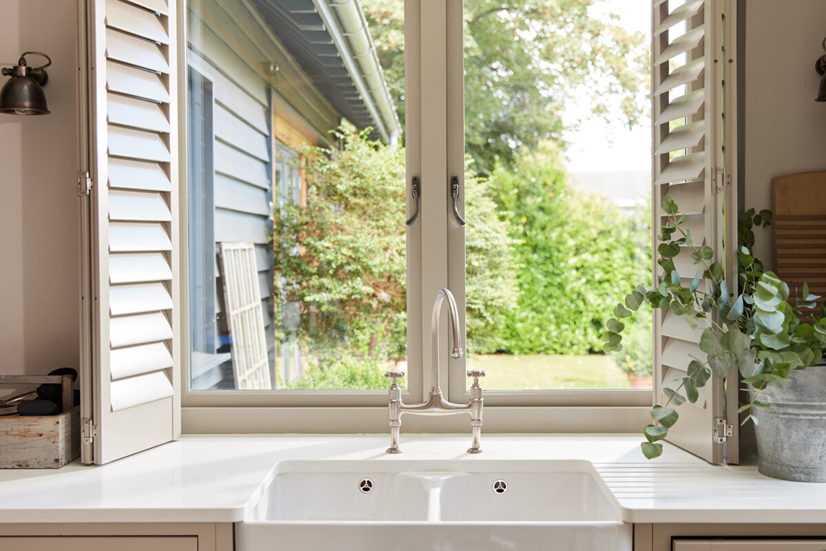 Fenster über der Küchenspüle: Bedienung, Freiraum und Reinigung planen