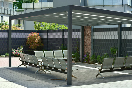 Een pergola kiezen voor een winderige kustlocatie