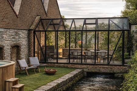 Een serre voor een winderige tuin kiezen