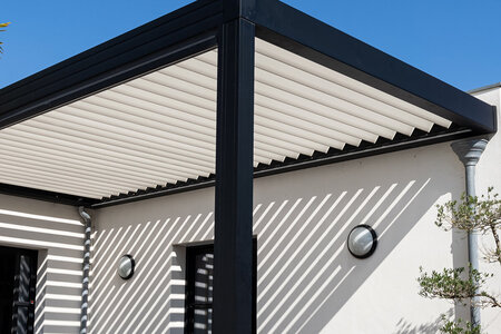 Zelf een pergola monteren of laten plaatsen?