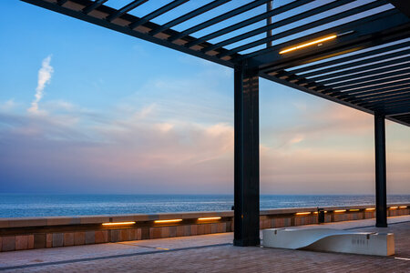 Pergola naast het zwembad: schaduw en privacy