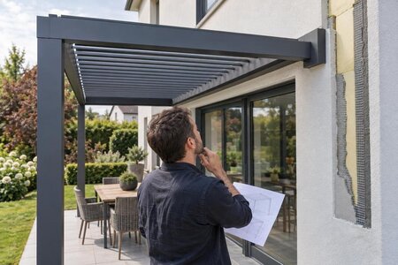 Een pergola bevestigen aan een gevel met buitenisolatie