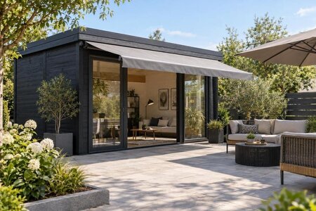 Zo creëer je schaduw bij een tuinhuis met een grote glazen voorgevel
