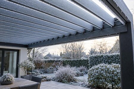 Скреж и замръзнали ламели на пергола: кога да не задвижвате покрива