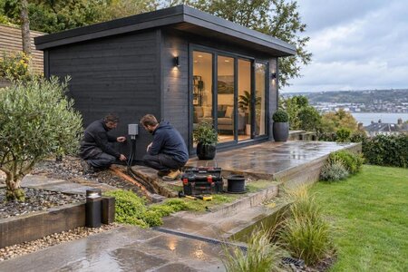 Strom ins Gartenhaus führen: Was Sie mit dem Elektriker klären sollten