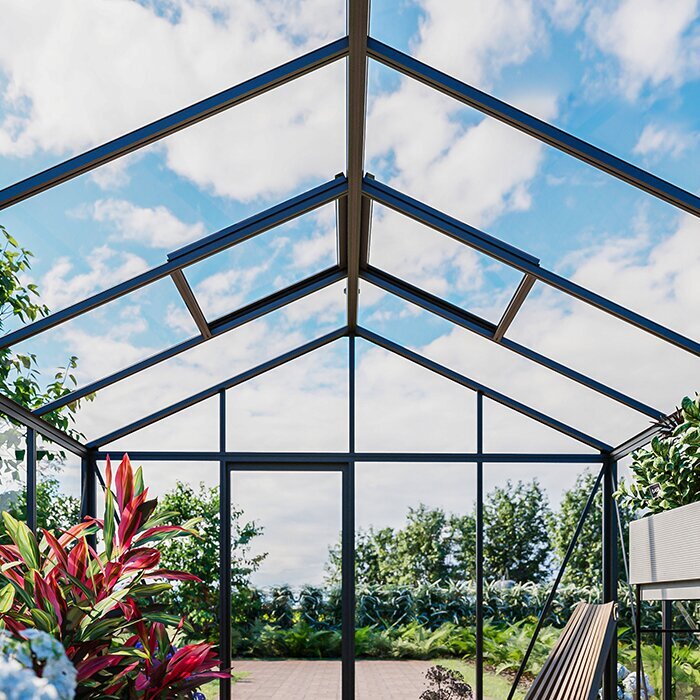 Skleník na cihlové zdi