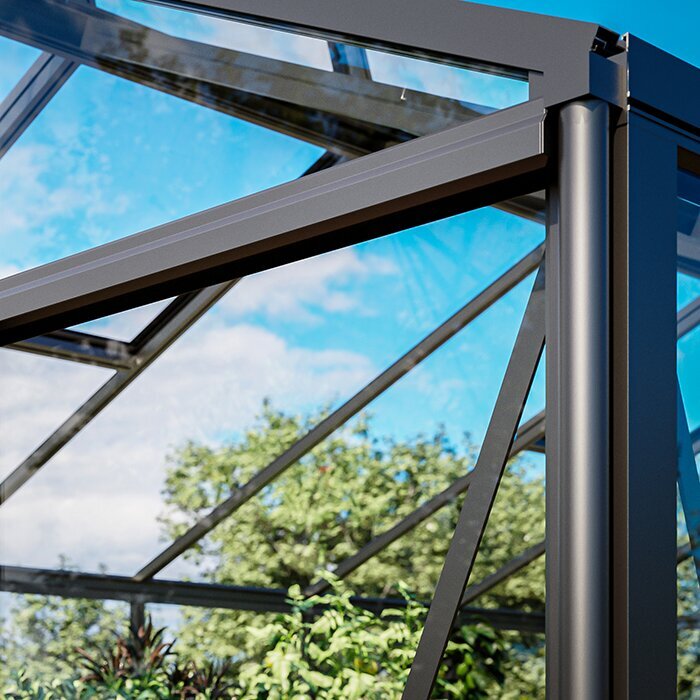 Skleník na cihlové zdi