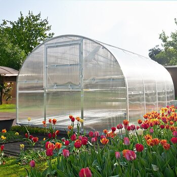 Polykarbonátový tunelový skleník