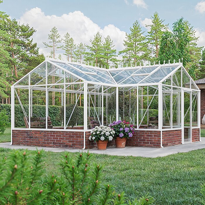 T-förmige Orangerie auf Mauerfundament masonry base Deutschland