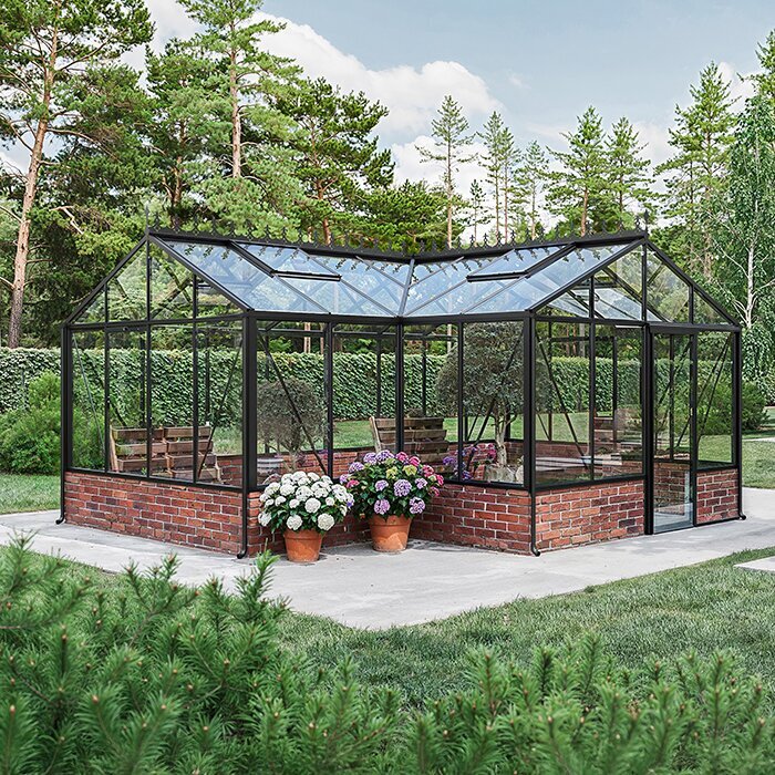 T-förmige Orangerie auf Mauerfundament glass orangery Deutschland