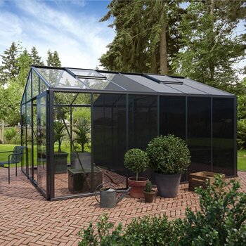 Klassikaline klaasist kasvuhoone panipaigaga