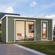 Modano – Maison de jardin moderne en bois avec façade vitrée modulable et design nordique