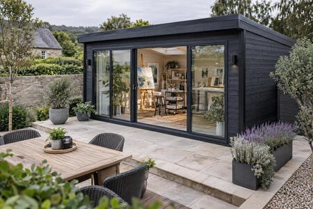 Στήσιμο ατελιέ σε αποθήκη κήπου: φως, επιφάνειες και αερισμός