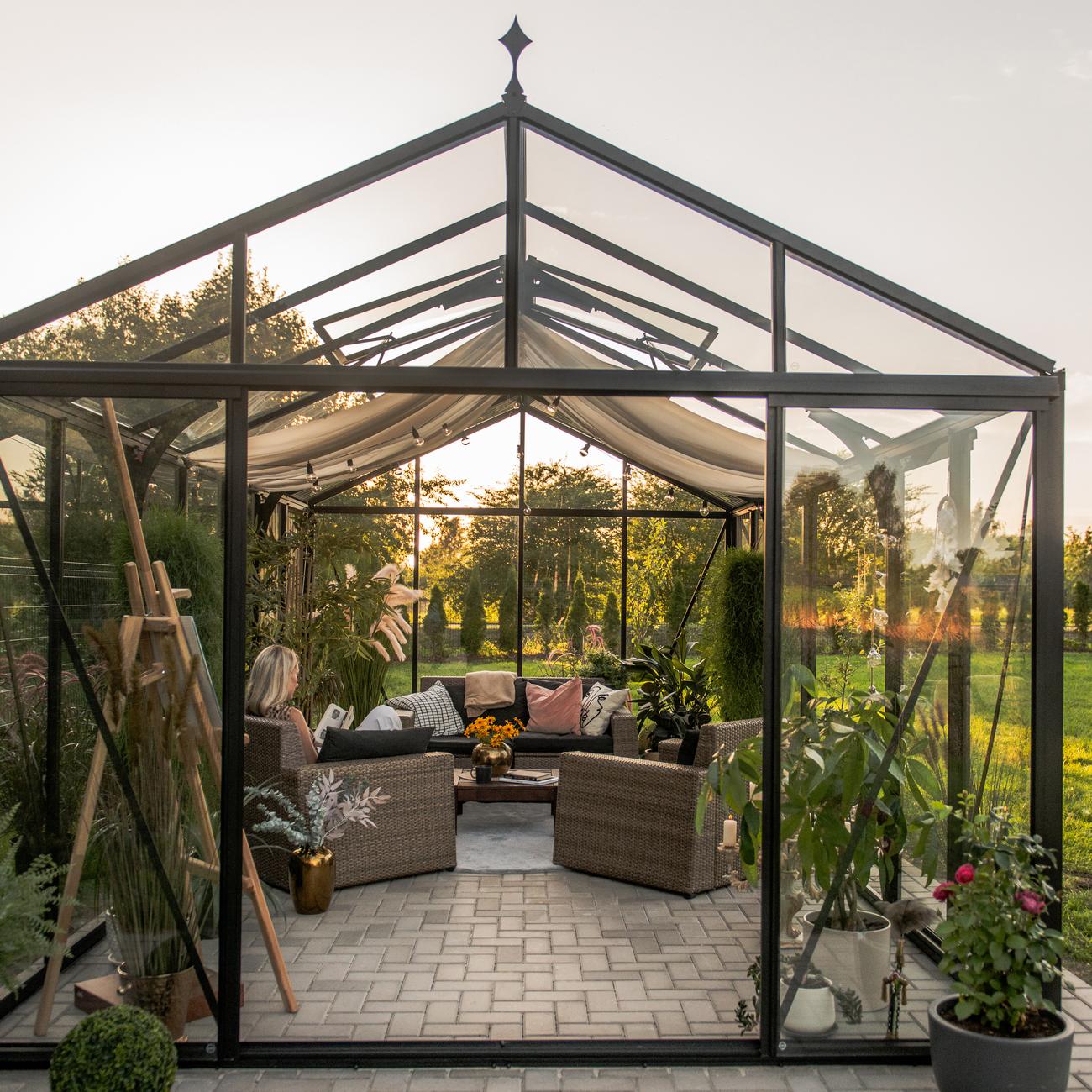 Bloomcabin Classic Premium gróðurhús séð frá garðsvæði