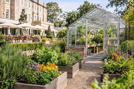 Una serra per erbe aromatiche e fiori eduli in hotel
