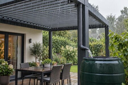 Si può raccogliere l’acqua della pergola in un serbatoio?