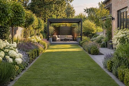 Pergola come punto focale in un giardino lungo
