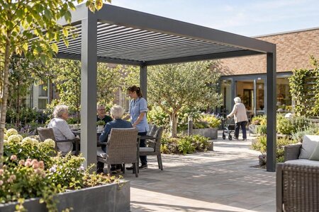 Pergole per cortili di case di riposo