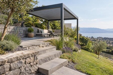 Come progettare una pergola su una terrazza in pendenza