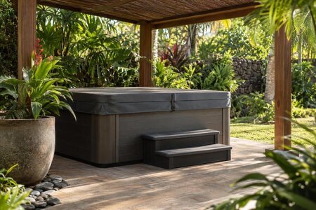 Badezuber bei Sonne und Wärme: Schatten, Abdeckung und Wasserpflege