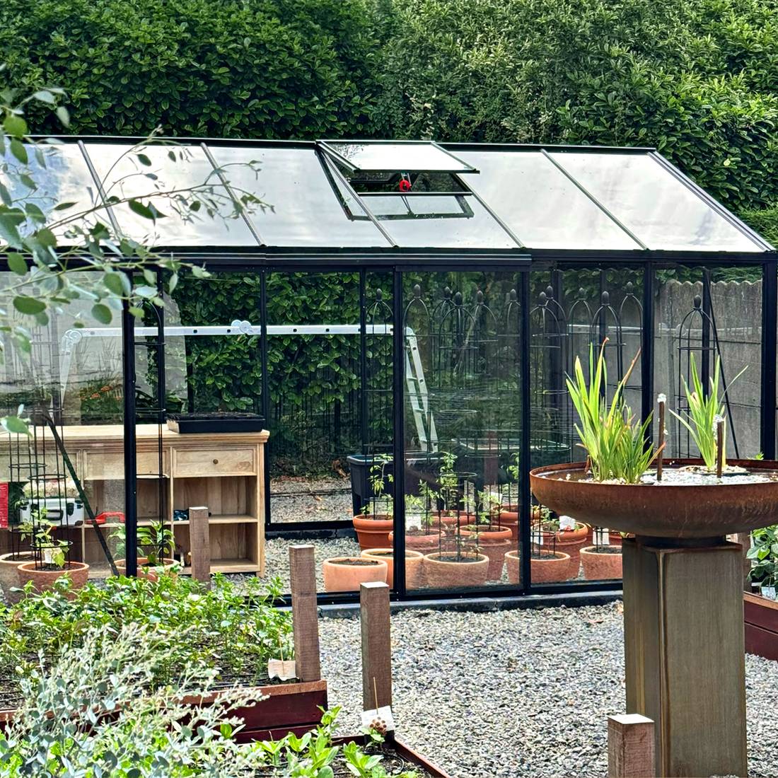 Užbaigtas stiklinio Bloomcabin šiltnamio montavimo etapas paruoštame sklype