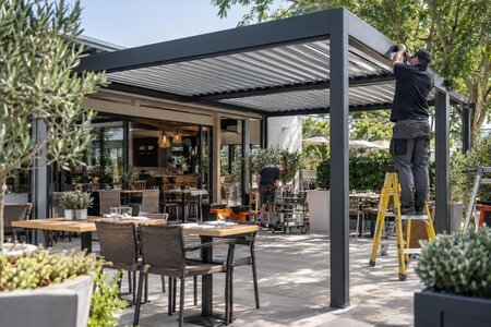 Kā plānot pergolas montāžu uzņēmumā, kas turpina darbu