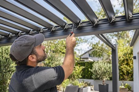 Chirridos en el mecanismo de una pérgola: ¿cuándo necesita mantenimiento?