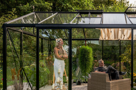 How to Choose a Strong Greenhouse: 12 Features to Check