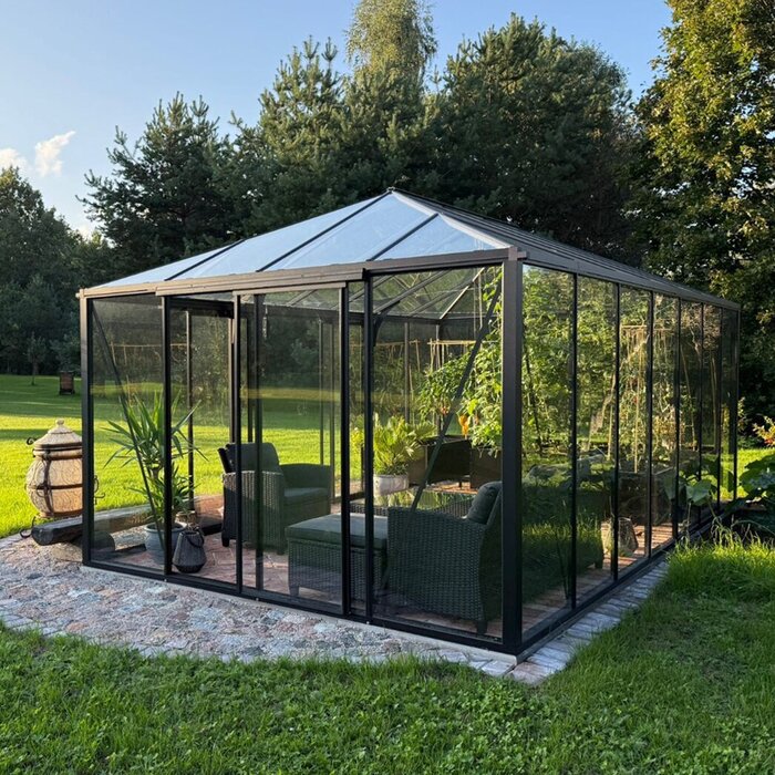 Pyramid-type greenhouse
