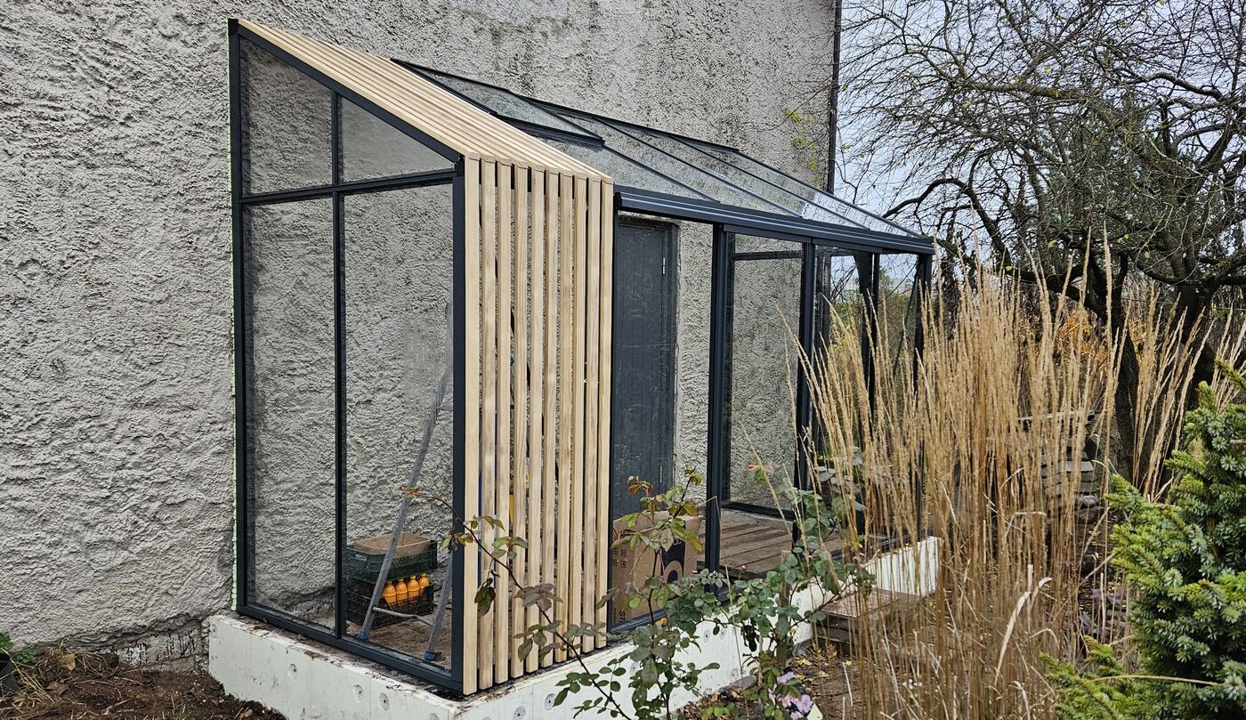 Bloomcabin greenhouse installed in a U.S. backyard